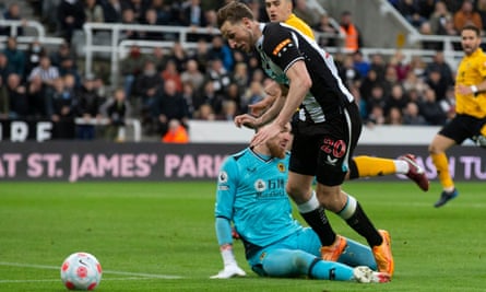 Chris Wood falls under a challenge from Wolves’ José Sá, leading to the award of a penalty