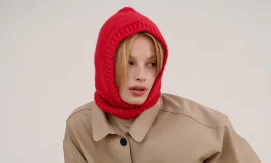 Sinoon’s red knit balaclava.