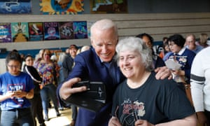 Joe Biden toma selfies con los votantes en la escuela secundaria Cheyenne en el norte de Las Vegas.