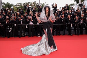 With its foil-esque detailing, Aishwarya Rai Bachchan’s gown could double up as a chic emergency runner’s blanket.