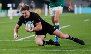 Beauden Barrett recoge el balón para anotar.