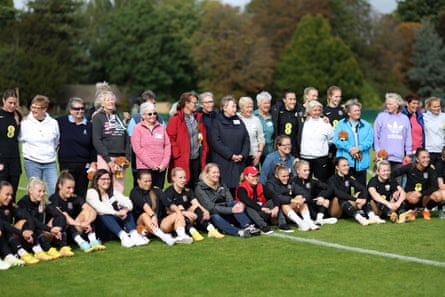 Los jugadores de Inglaterra posan para una foto grupal con ex internacionales durante una sesión de entrenamiento esta semana.