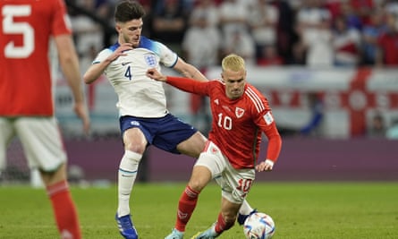 Declan Rice, en Angleterre, tente de prendre le ballon d'Aaron Ramsey lors de la victoire de 2-0 contre le pays de Galles lors de la phase de groupes.