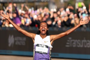 Sifan Hassan crosses the finish line with her arms outstretched
