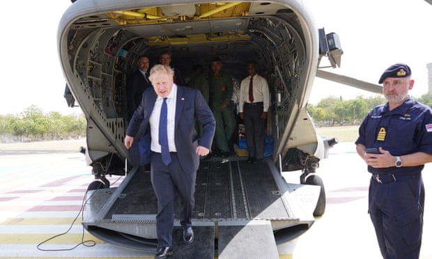 Boris Johnson disembarks from an Indian military Chinook helicopter