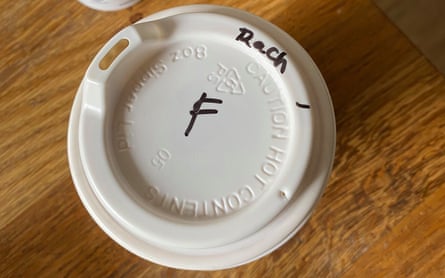 Couvercle d'un café à emporter étiqueté 'Rachel'