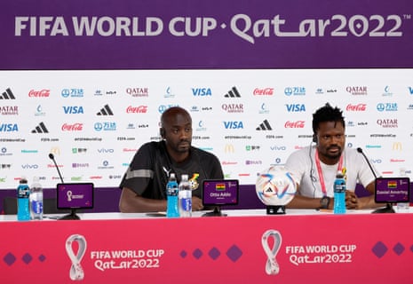 Ото Адо (вляво) се обръща към пресата, заедно с ганайския защитник Даниел Амартей.