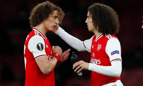 It’s a straight swap, at least on the hair do front, as Arsenal’s Matteo Guendouzi comes on as a substitute to replace David Luiz.