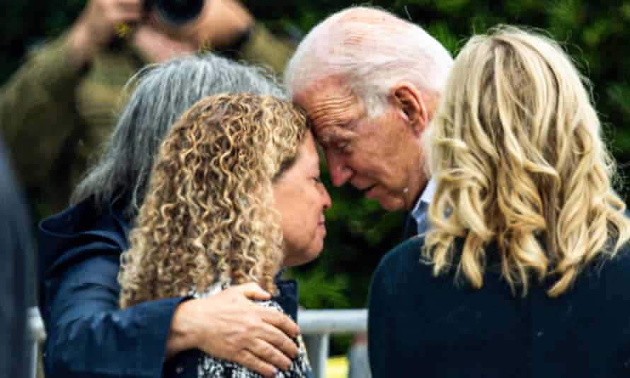 Joe y Jill Biden durante una visita a Surfside, Miami, donde se reunieron con la alcaldesa del condado de Miami Dade, Daniella Levine, y familiares de las víctimas del colapso del condominio.