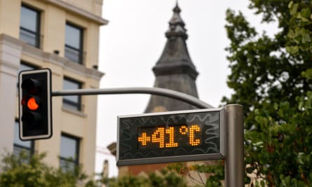 Un termometro digitale in una strada di Madrid dà una lettura di 41°C