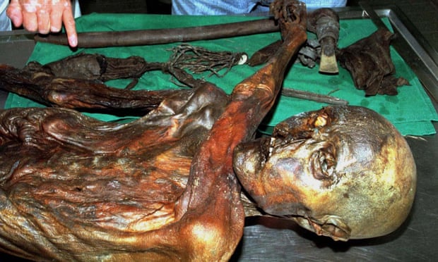 O corpo de um homem pré-histórico conhecido como Ötzi, que tinha 62 tatuagens.