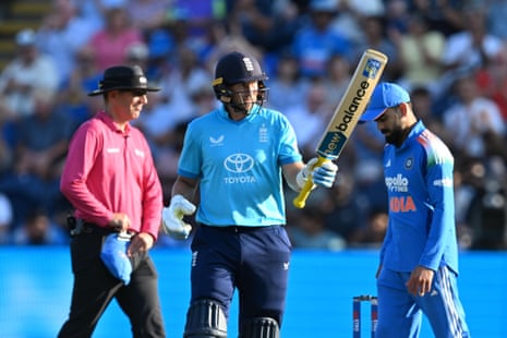 Joe Root brings up anther fifty.