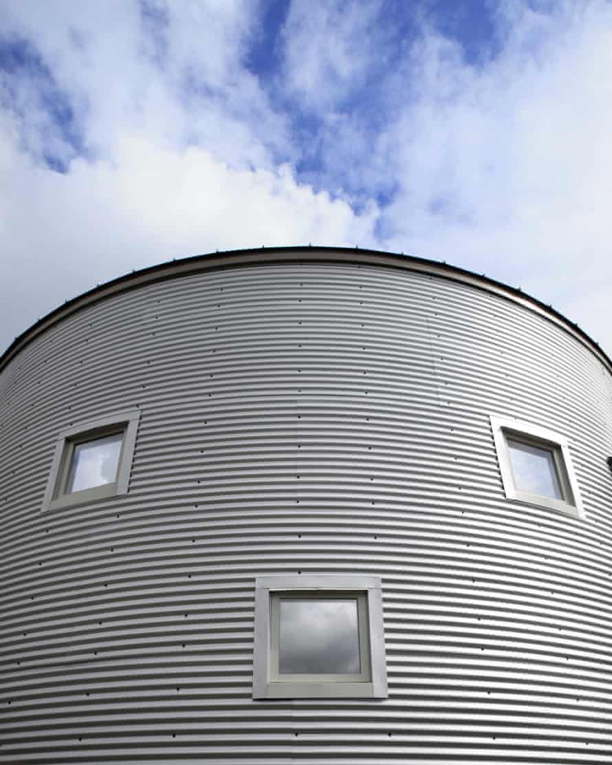 Fenêtres sur un bâtiment en tôle ondulée qui ressemblent à un visage