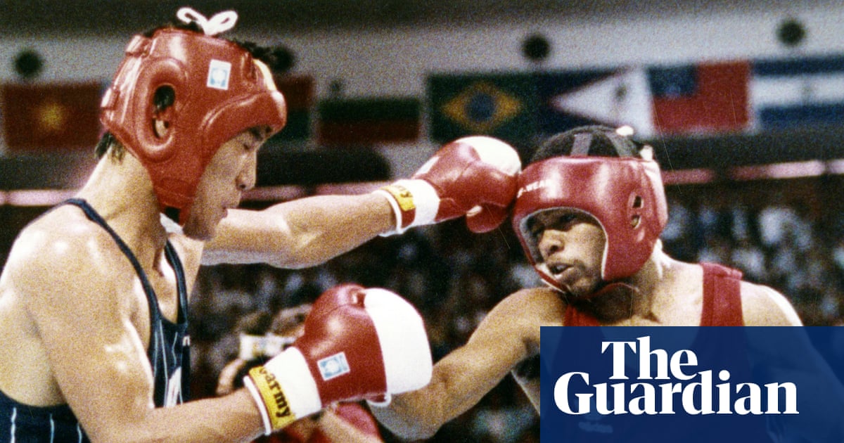 Roy Jones Jr gets 1988 Olympic gold medal from the man who beat him