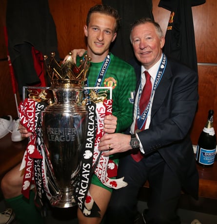 Anders Lindegaard with the Premier League trophy and Sir Alex Ferguson in May 2013.