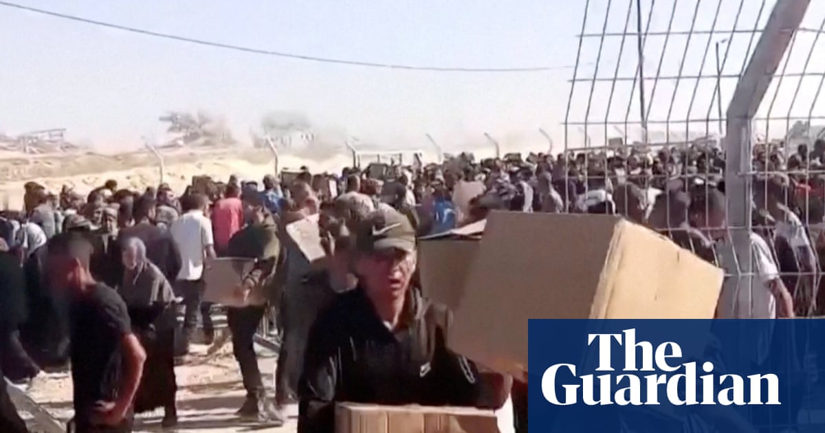 Thousands rush to receive aid at southern Gaza distribution centre – video