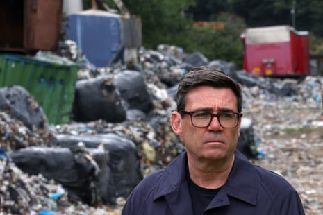 O primeiro-ministro da Grã-Bretanha, Andy Burnham, vê um depósito de lixo ilegal perto do campo de futebol de Bradford City, em Bradford, Inglaterra, quinta-feira, 20 de agosto de 2026, depois de anunciar uma nova repressão ao despejo ilegal de lixo e ações para limpar as comunidades.