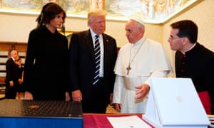 Francis exchanges gifts with Donald and Melania Trump