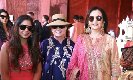 Hillary Clinton poses with Isha Ambani and Nita Ambani in Udaipur