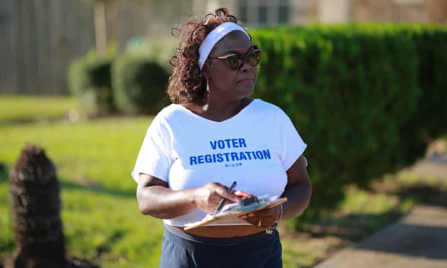 La présidente démocrate de Fort Bend, Cynthia Ginyard, sur la piste de démarchage.