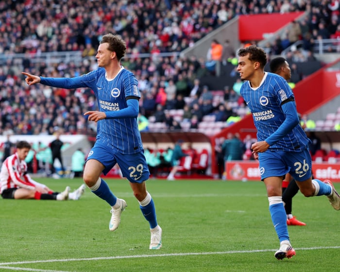 Ten-man Brighton continue fine form with battling win at Sunderland