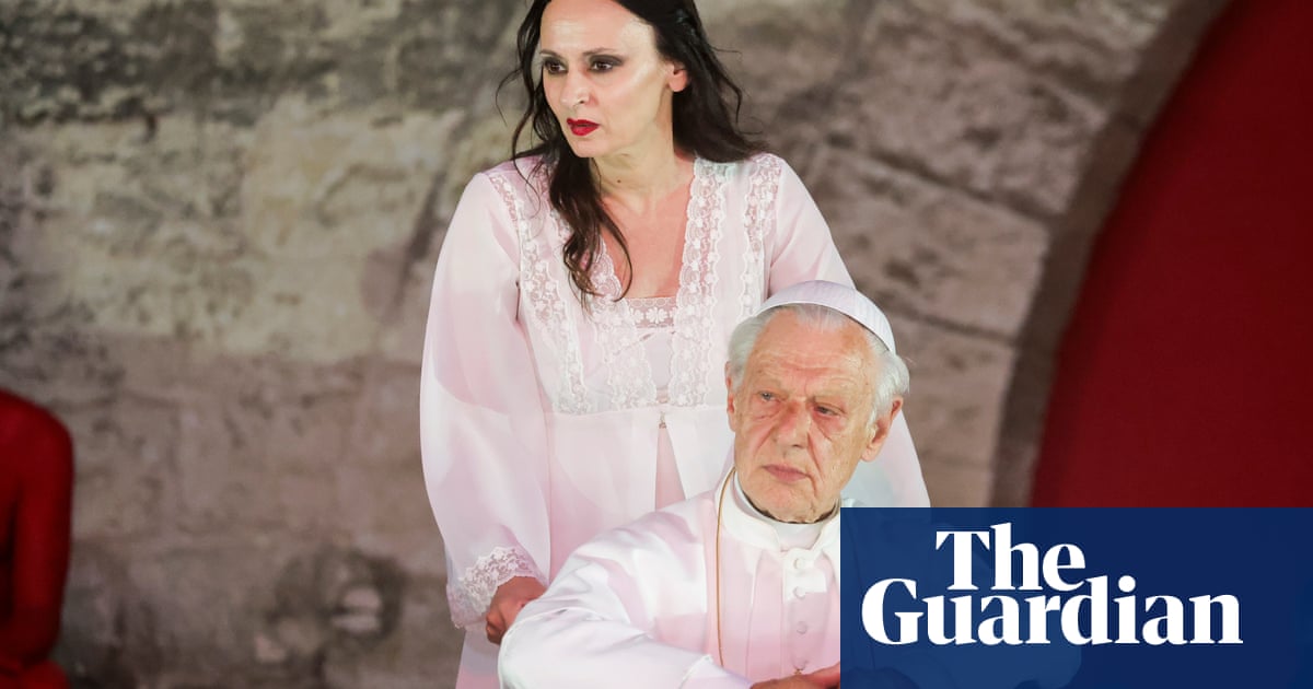 スペインの演劇監督から舞台上で侮辱されたフランスの批評家が訴訟を起こすフランス スペインの演劇監督から舞台上で侮辱されたフランスの批評家が訴訟を起こすフランス