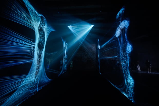 Virtual dancers in Fields by Tobias Gremmler.