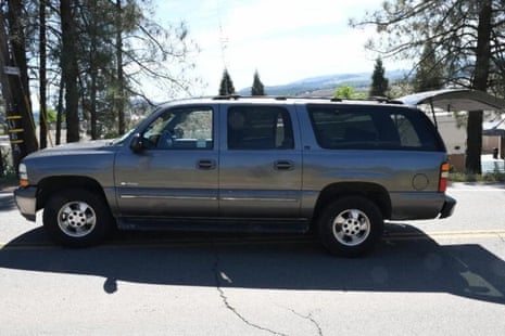 Le forze dell'ordine indagano su una scena del crimine