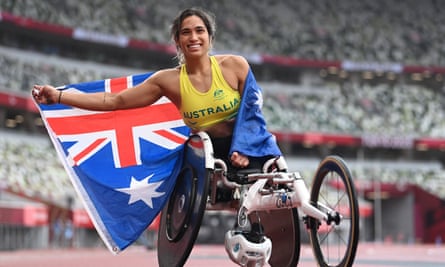 Madison de Rozario celebrates winning a gold medal at the 2020 Paralympic Games in Tokyo