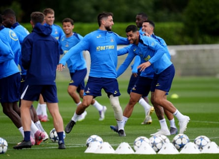 Rodrigo Bentancur puts an arm around Cristian Romero as they enjoy training