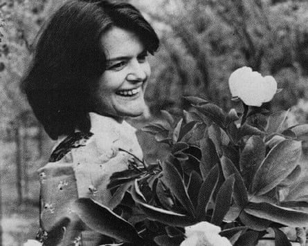 black and white photo of Maggie Keswick Jencks smiling in a garden