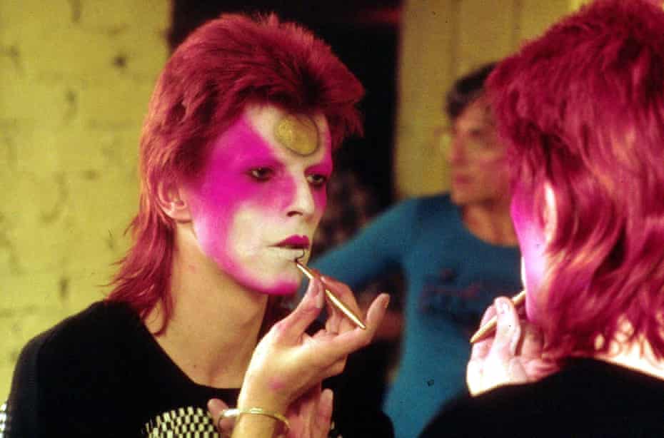 Bowie appliquant le maquillage de Ziggy Stardust en 1973.