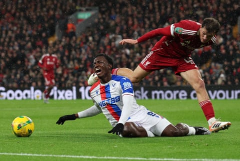 Premier League: 10 lucruri care trebuie să le ști în acest weekend. 4 Eddie Nketiah topples under a challenge by Calvin Ramsay