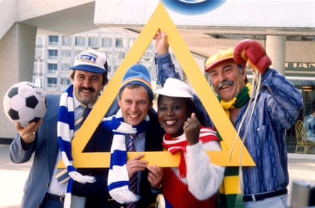 L-R: Willie Thorne, Nick owen, Tessa Sanderson and Jimmy Greaves pose for a photo in 1987 to promote Sporting Triangles.