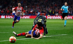 Juventus & Mattia De Sciglio is a & # 39; attacking the Atletico Madrid & Diego Costa and it's free kicking
