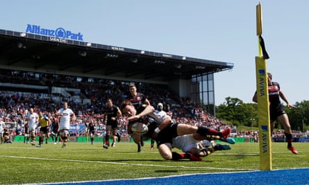 Chris Wyles goes in at the corner for a Saracens try.