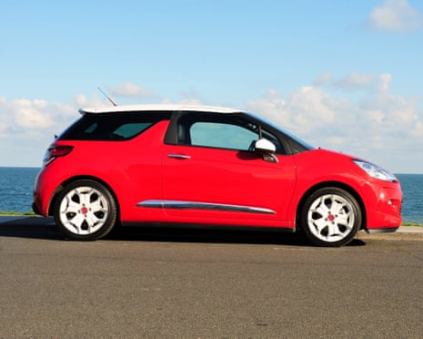 A red Citroën DS3