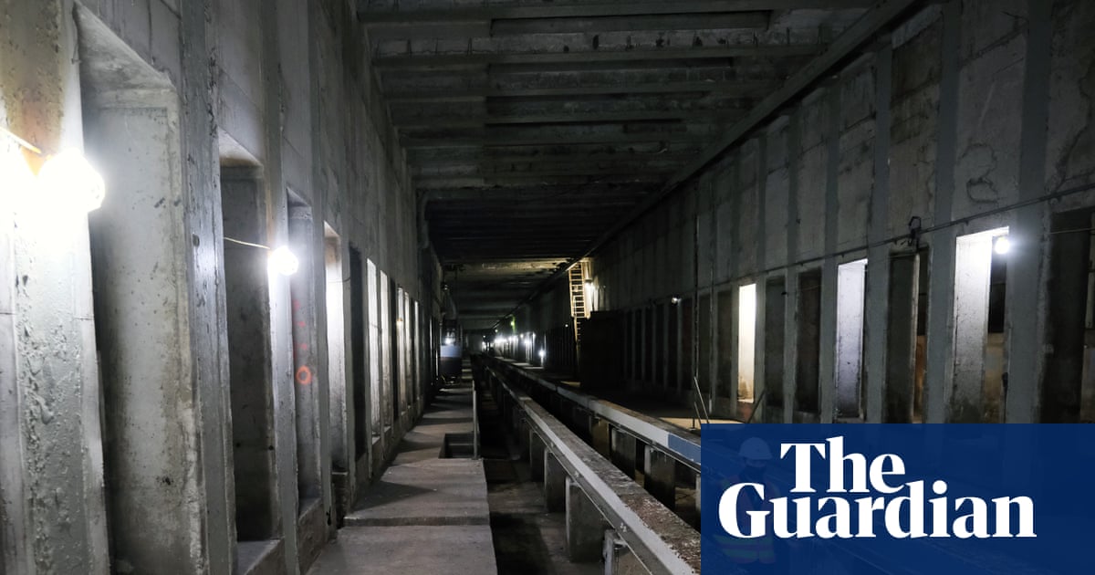 White House puts hold on $18bn for New York rail tunnel and subway expansion