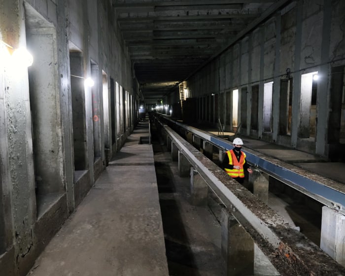 White House puts hold on $18bn for New York rail tunnel and subway expansion