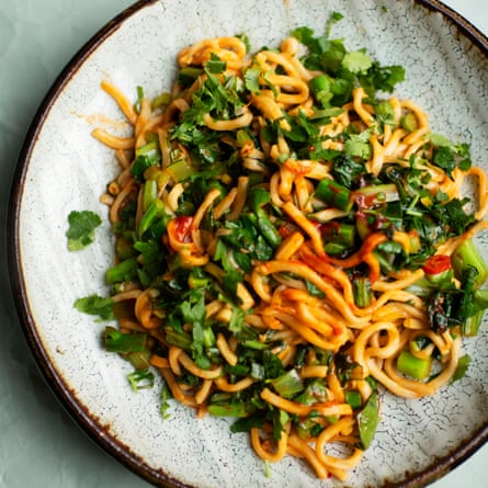 Mie dengan sayuran musim semi dan gochujang.