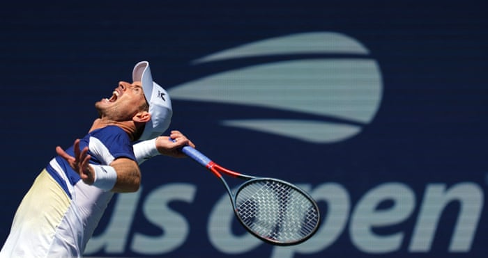 Andy Murray serves to Matteo Berrettini.