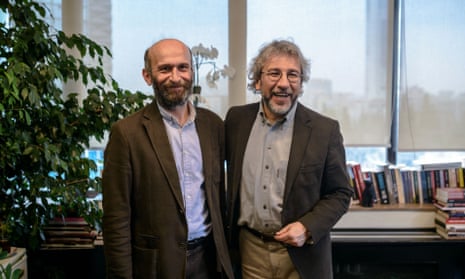 Cumhuriyet’s editor-in-chief Can Dündar, right, and his Ankara bureau chief Erdem Gul smile after being released from jail on 26 February.
