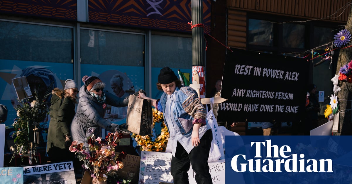 フォー、ハンドウォーマー、悲しみと喪失:アレックス・プリティが殺害された街区での一週間 フォー、ハンドウォーマー、悲しみと喪失:アレックス・プリティが殺害された街区での一週間