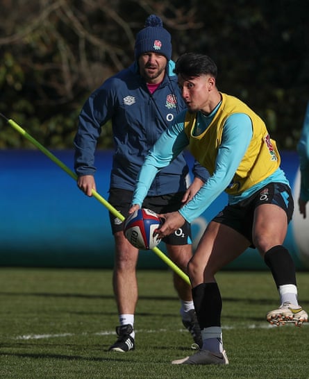 England attack coach Nick Evans keeps an eye on Marcus Smith during a January 2023 training session at Pennyhill Park