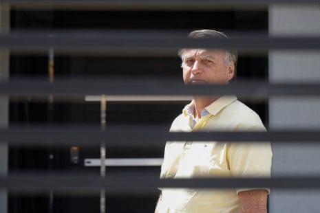 Jair Bolsonaro hablando en un podio