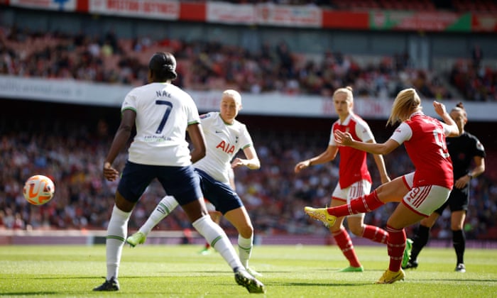 Arsenal's Beth Mead scores their first goal.