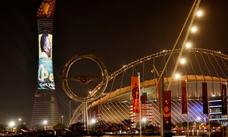 Un message « rétablissez-vous bientôt » pour Pelé est affiché à côté du stade Khalifa au Qatar.