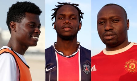 Le capitaine du Mazrouah FC Omar (à gauche), le joueur Hamy (au centre) et l'entraîneur adjoint Wycliffe.