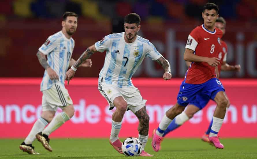 Argentina’s Rodrigo de Paul: ‘Messi surprised me. He enjoys a song, cards’ | Argentina 1 Rodrigo de Paul on the ball for Argentina