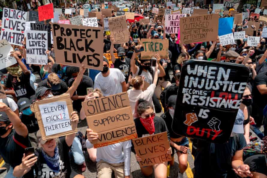 معترضین در تظاهرات مرگ جورج فلوید در لس آنجلس در 2 ژوئن 2020 در مقابل پلیس زانو زدند.